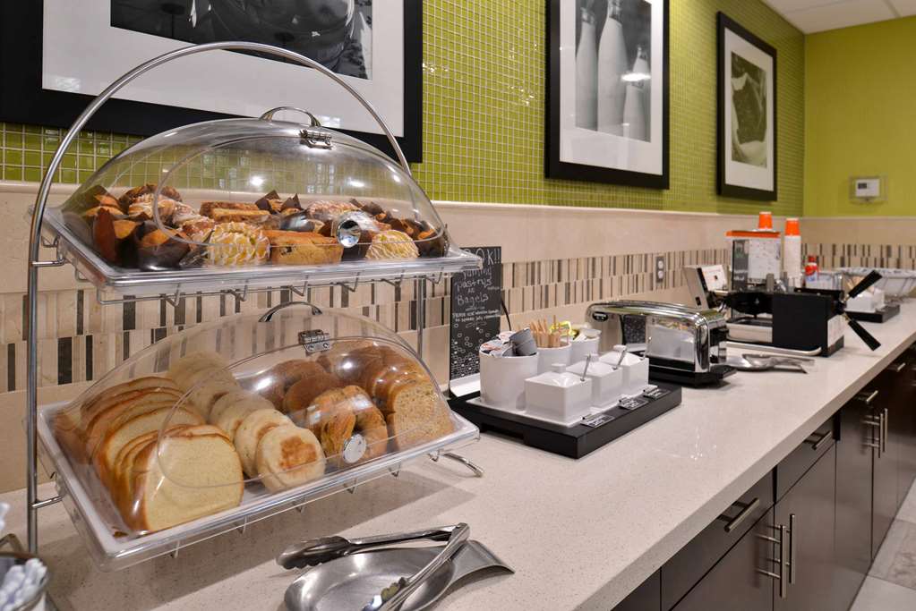 Фото Hampton Inn & Suites Dallas Market Center