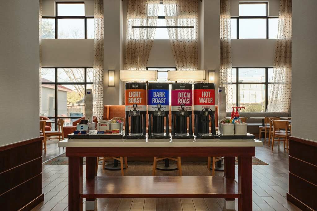 Фото Hampton Inn & Suites San Marcos