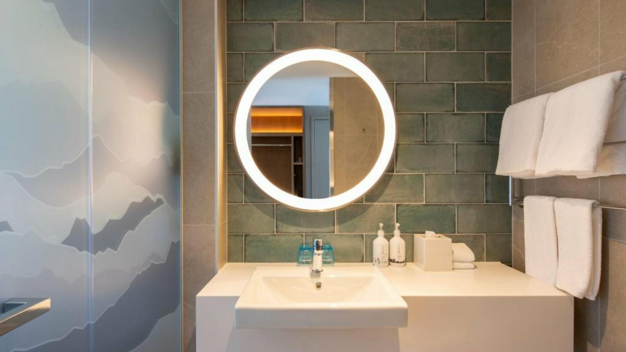 Фото Holiday Inn Express & Suites Queenstown, an Ihg Hotel