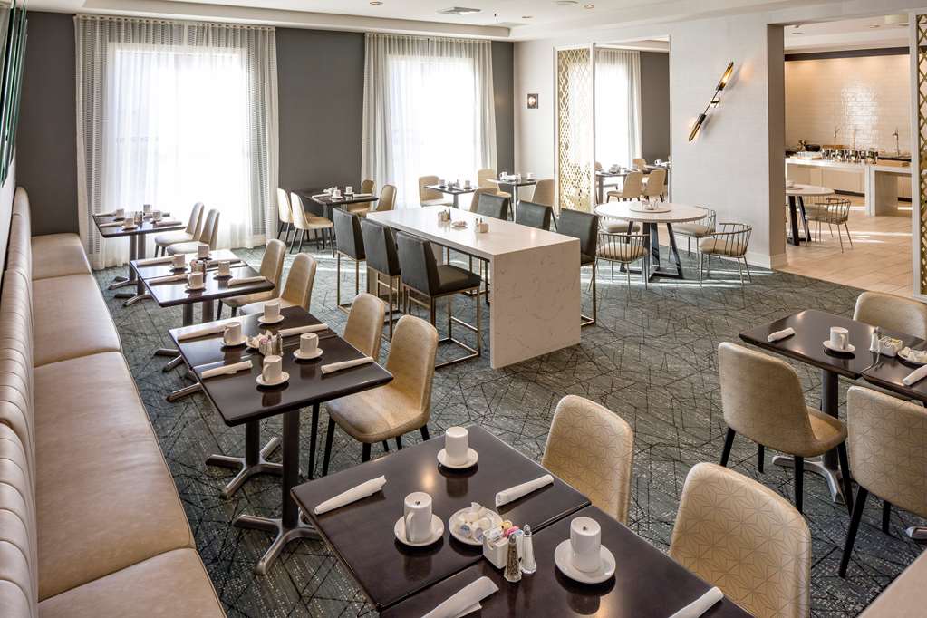 Фото Doubletree by Hilton Boston Logan Airport Chelsea