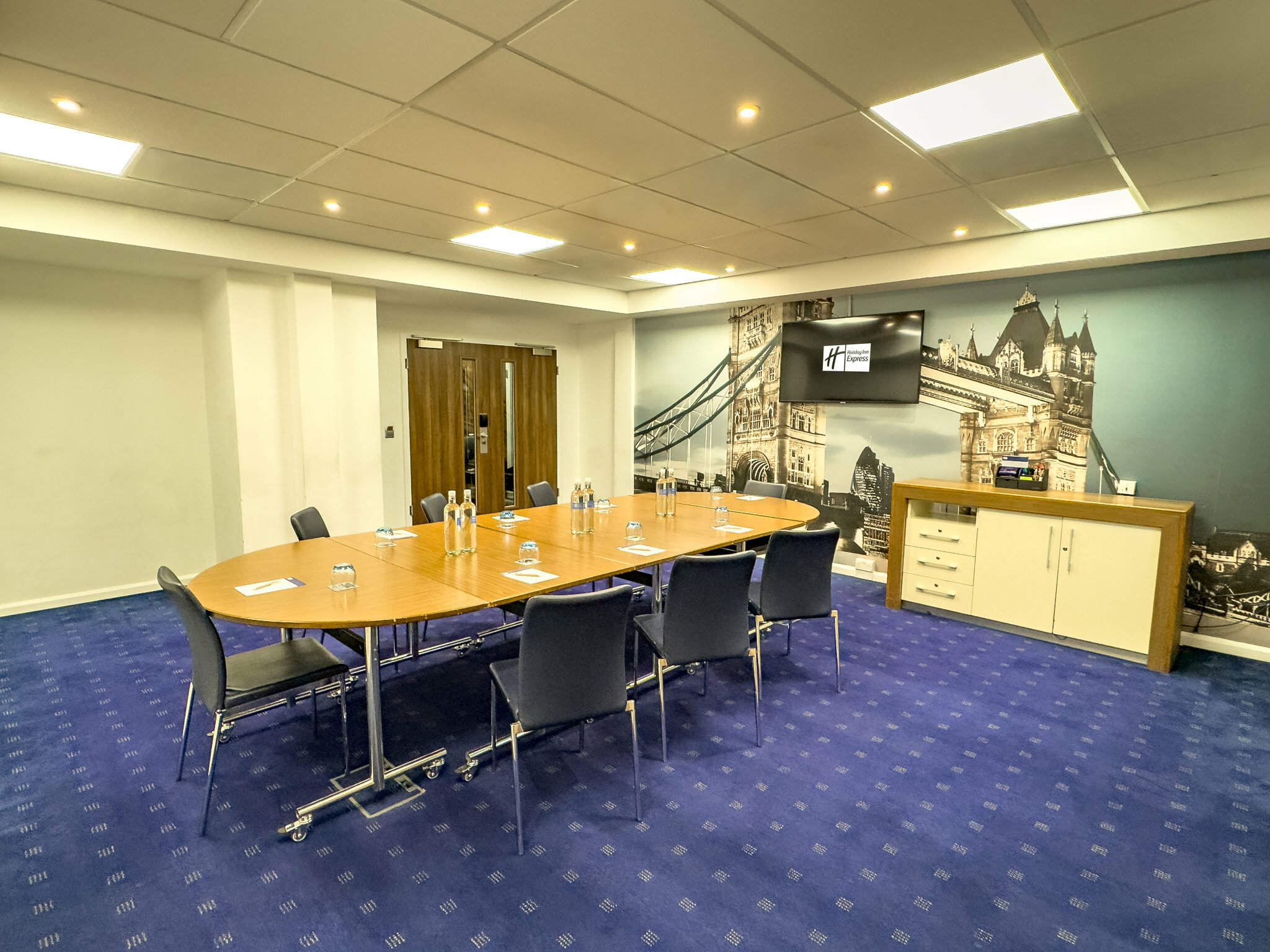 Фото Holiday Inn Express London - Stratford, an Ihg Hotel