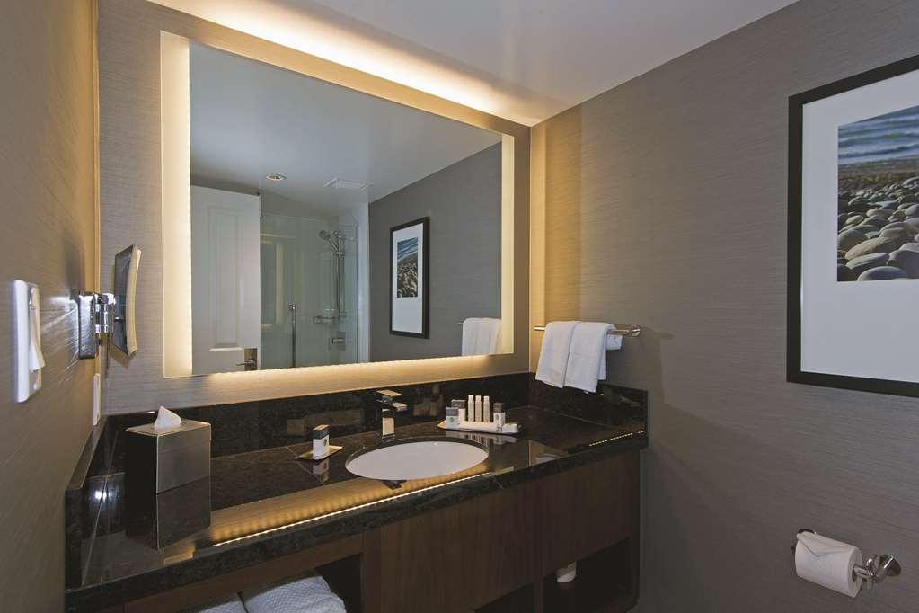 Фото DoubleTree by Hilton Hotel & Suites Victoria