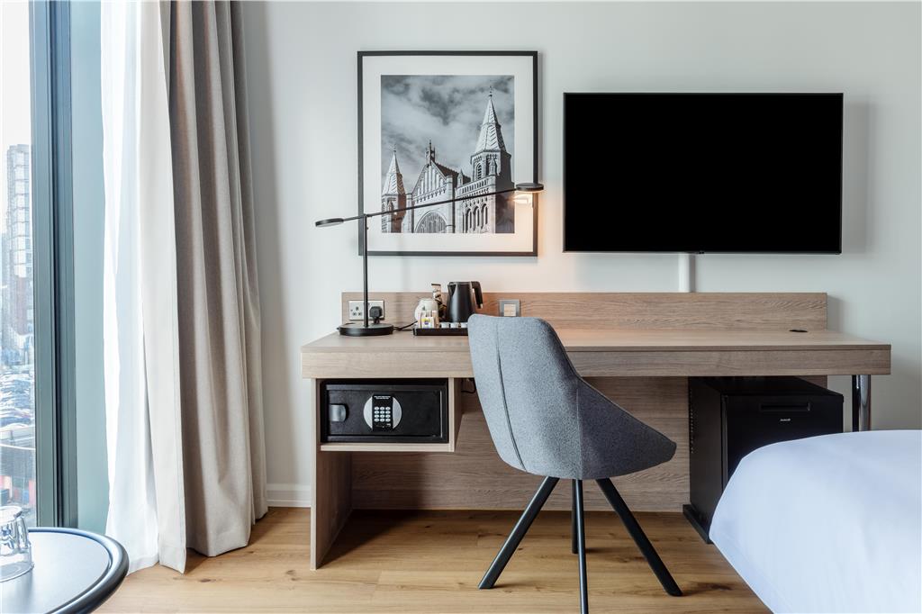 Фото Radisson Hotel Manchester City Centre, A Verified Net Zero Hotel