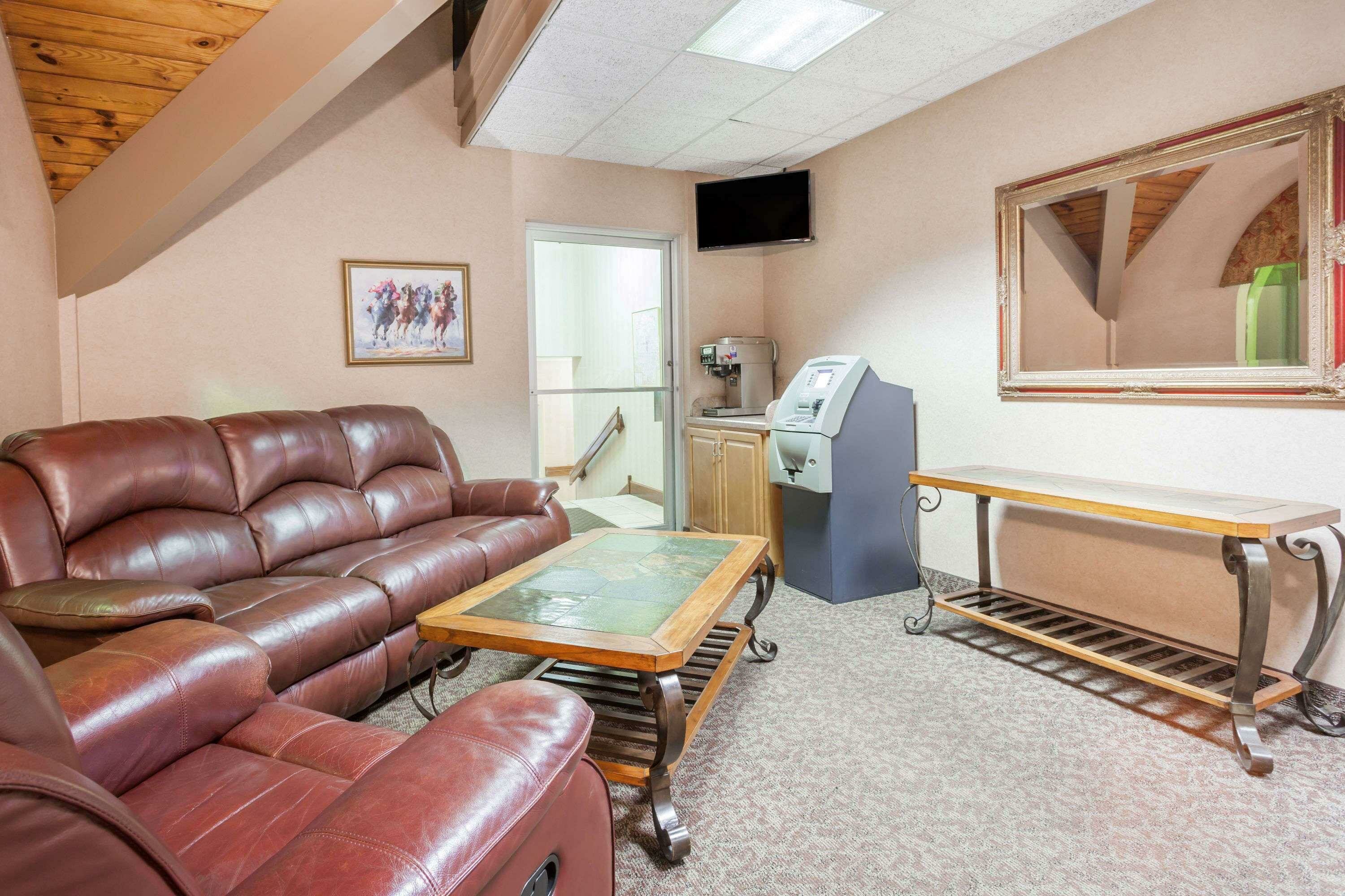 Фото Days Inn & Suites by Wyndham Lexington