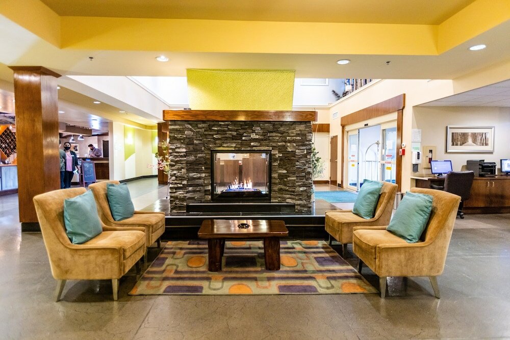 Фото Holiday Inn Canmore, an Ihg Hotel