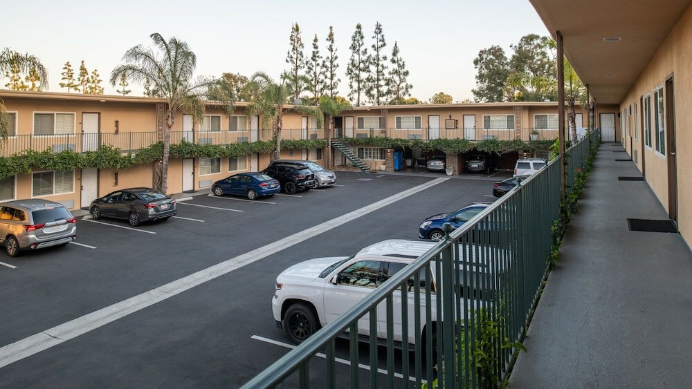 Фото Anaheim Islander Inn and Suites