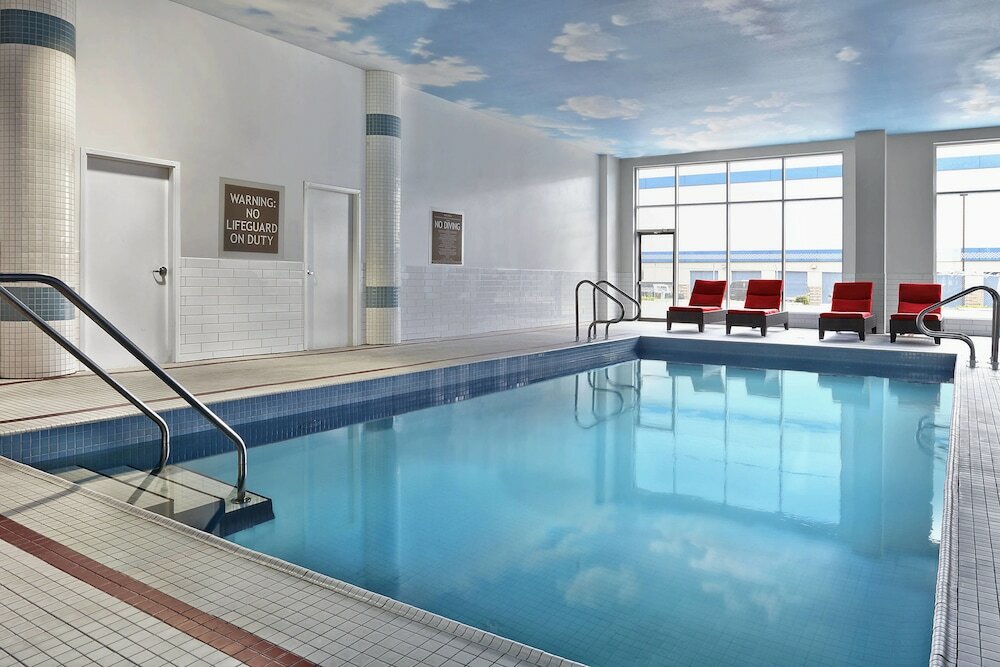 Фото Four Points by Sheraton Calgary Airport