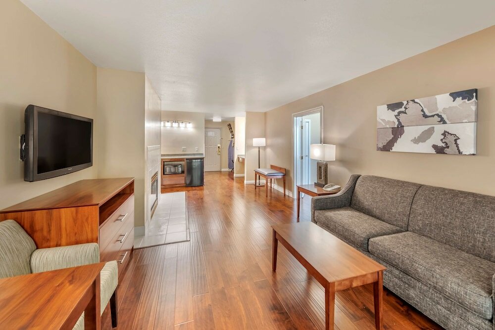 Фото Best Western Plus John Jay Inn & Suites