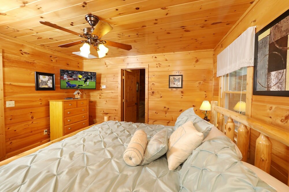 Фото Majestic Manor - Five Bedroom Cabin