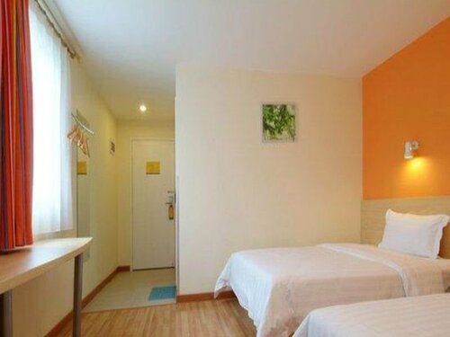 Гостиница 7Days Inn Urumuqi West Kashi Road Airport Hotel в Урумчи