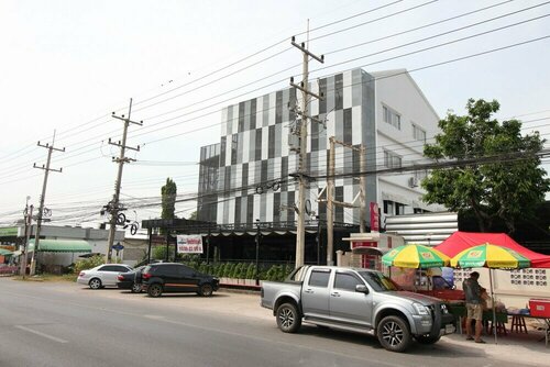 Гостиница Oyo 664 Nara Hotel Restaurant and Bar в Самутсонгкхраме
