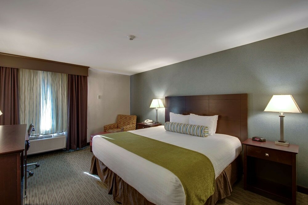 Фото Best Western Plus The Inn at Hampton