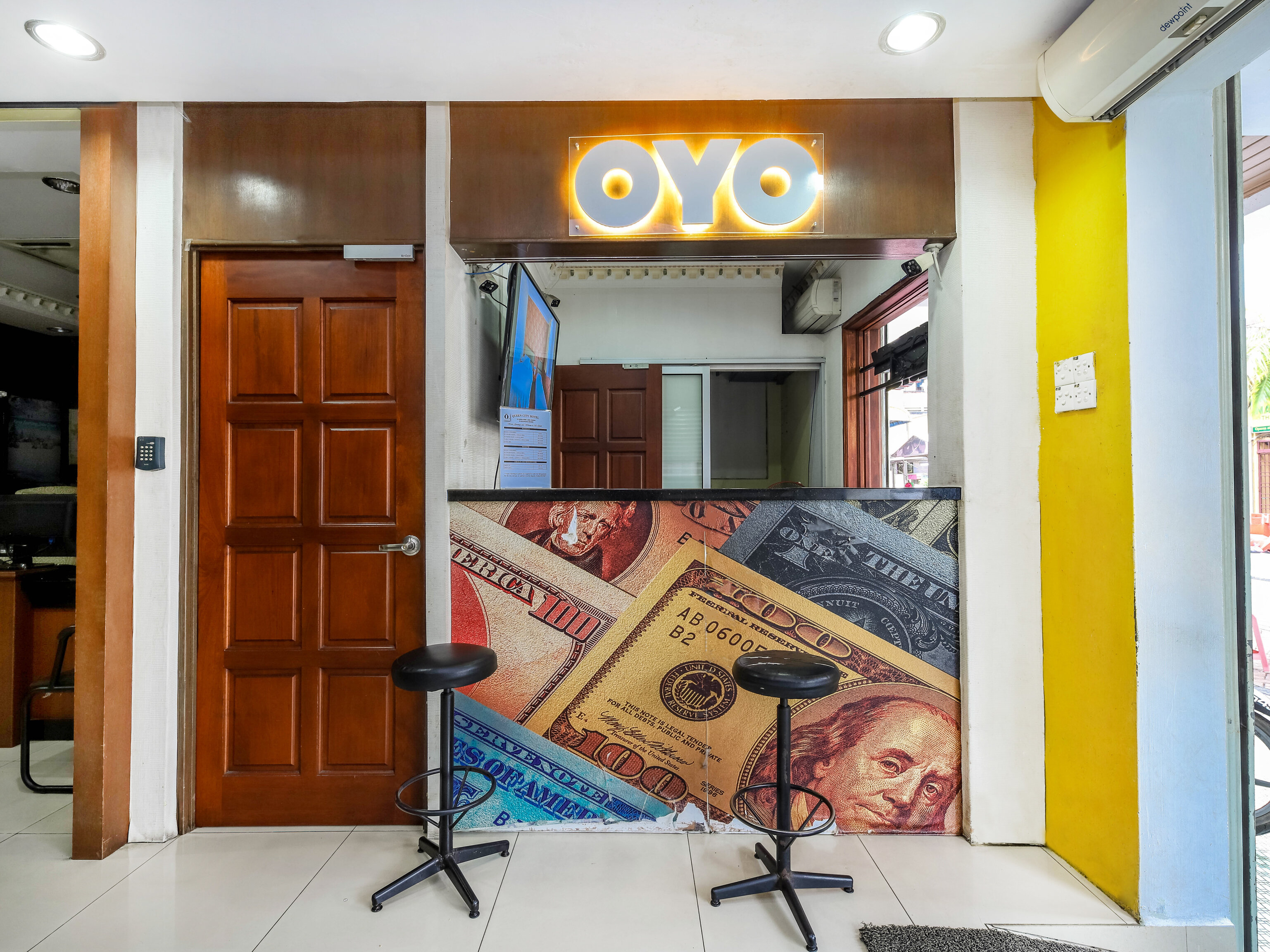Фото Oyo 998 Queen City Hotel