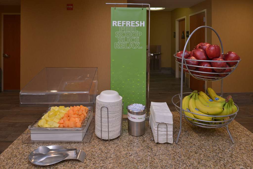 Фото Hampton Inn & Suites Bakersfield North-Airport
