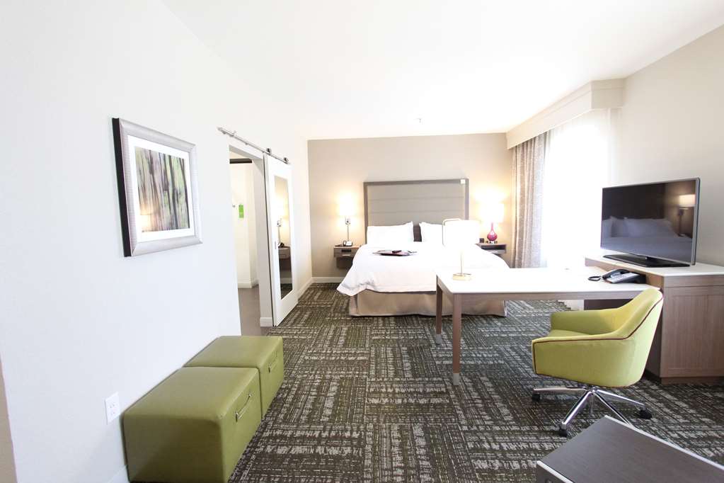 Фото Hampton Inn & Suites Dallas Market Center