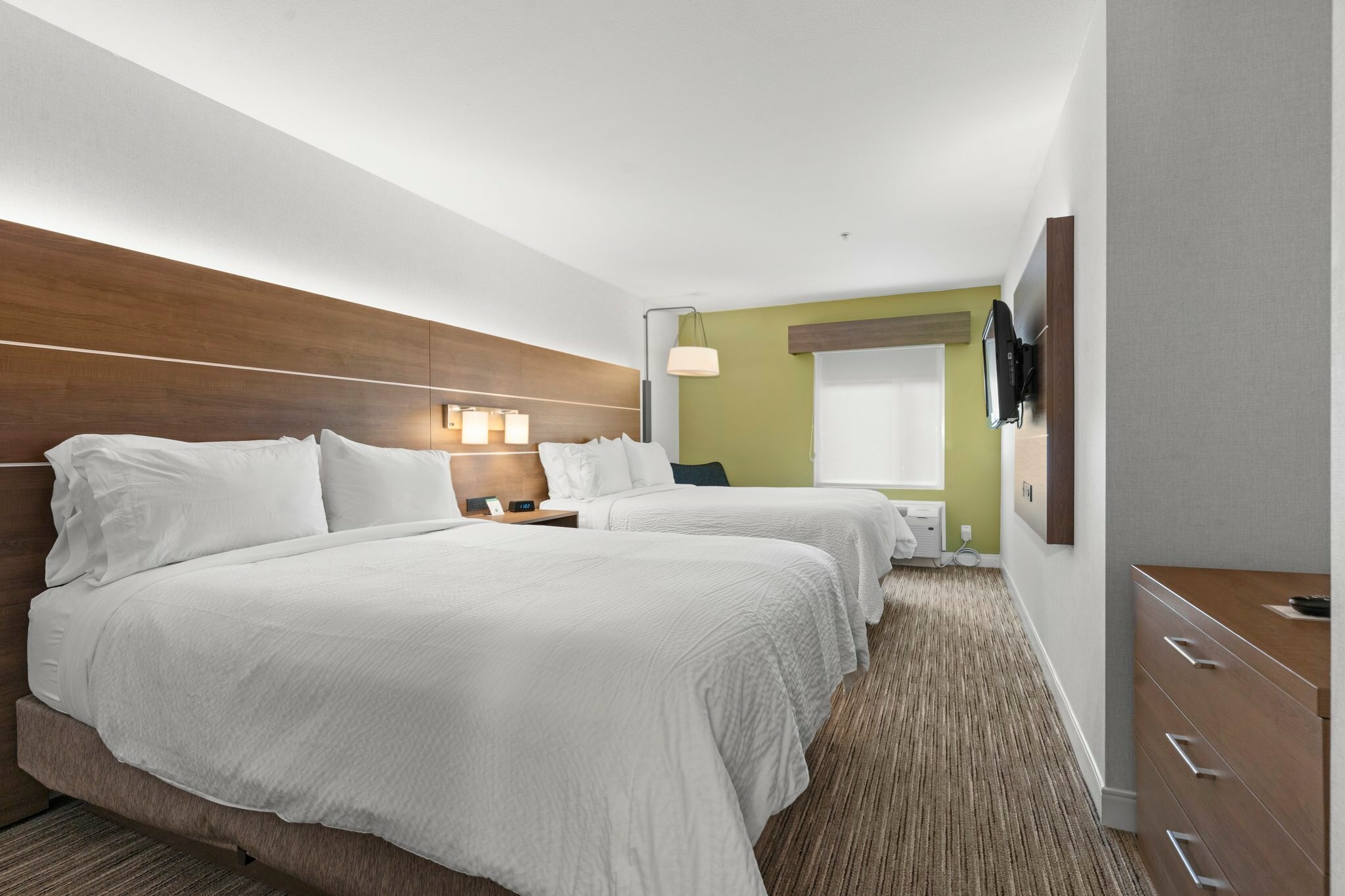 Фото Holiday Inn Express & Suites Surrey, an Ihg Hotel