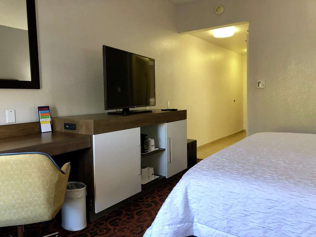 Фото Hampton Inn Spring Hill