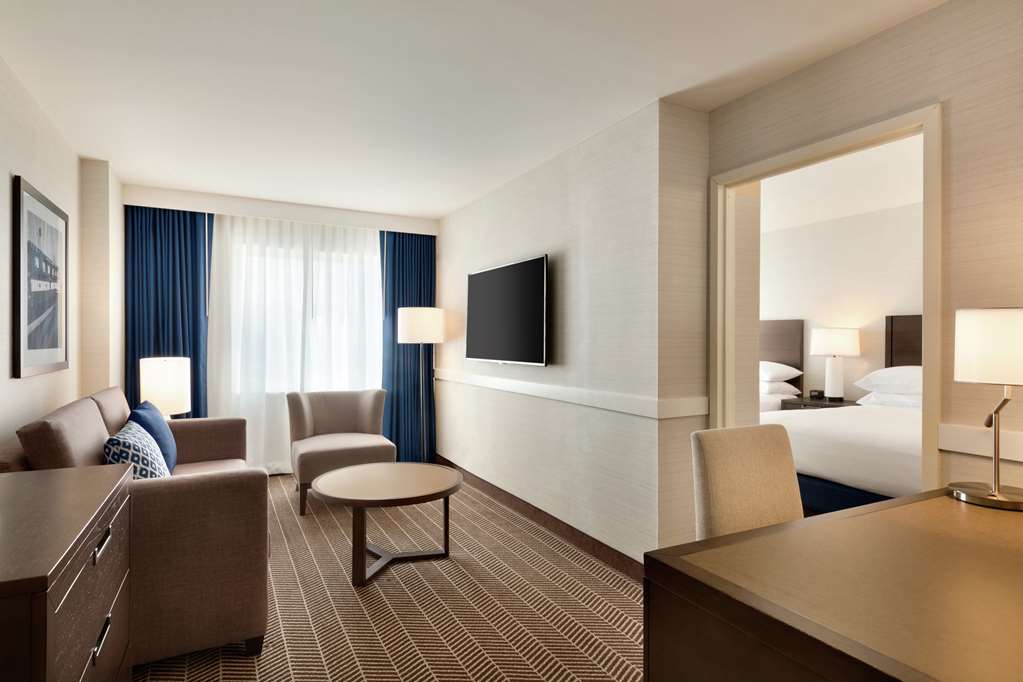 Фото Embassy Suites by Hilton Boston at Logan Airport