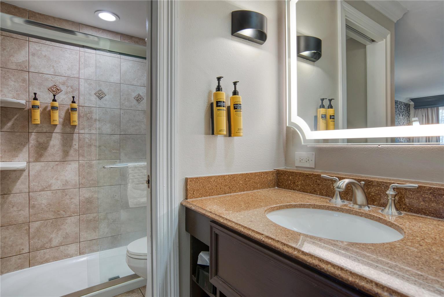 Фото Best Western Plus French Quarter Courtyard Hotel