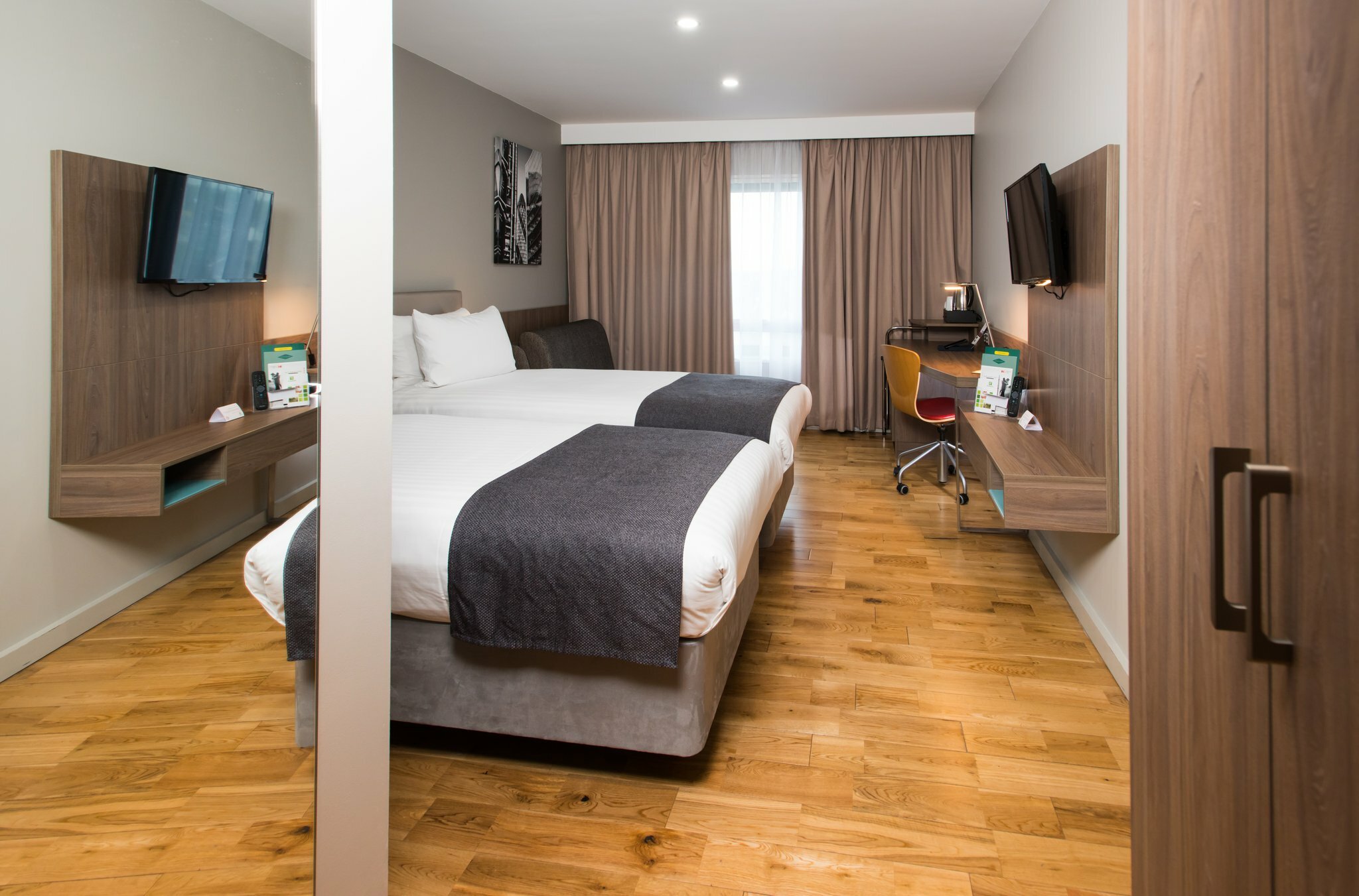 Фото Holiday Inn London - West, an Ihg Hotel