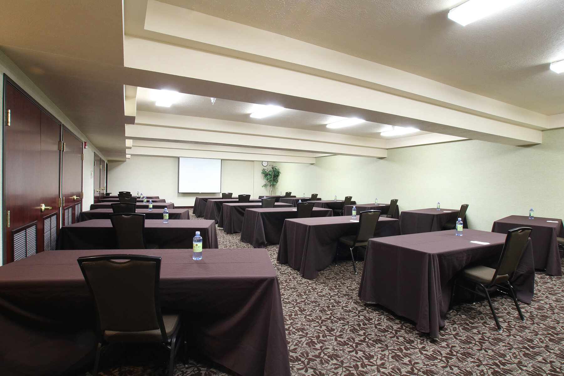 Фото Oxford Suites Spokane Valley