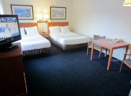 Гостиница Newport Channel Inn в Коста-Меса