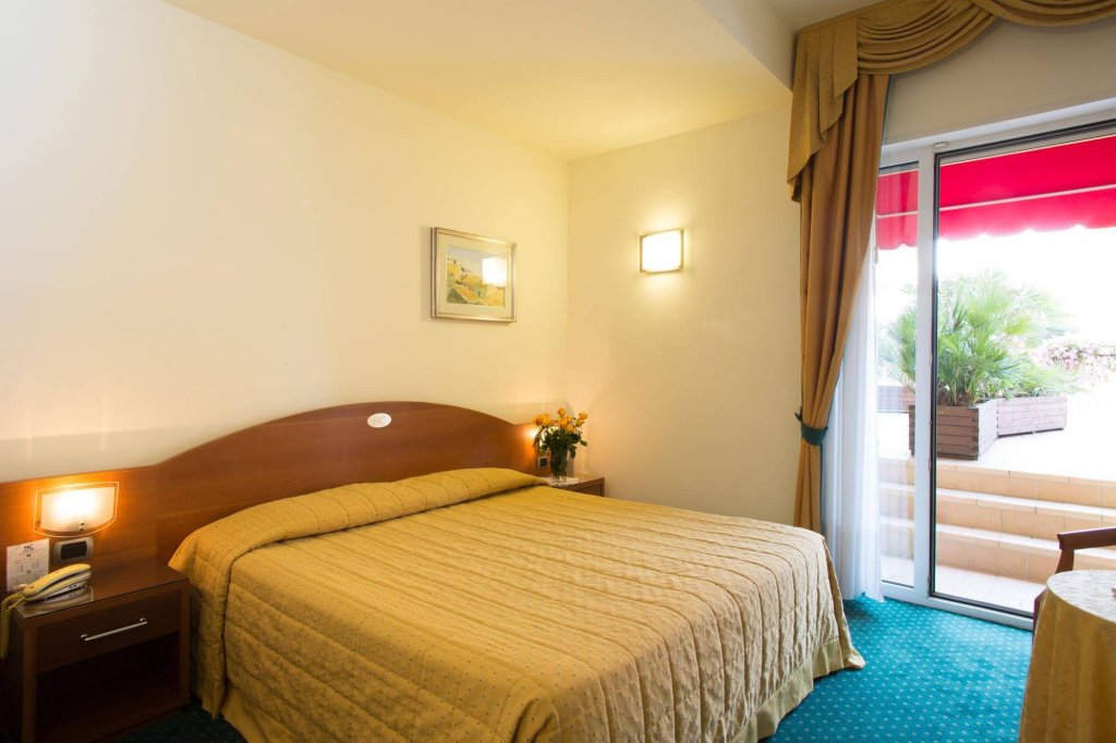 Фото Hotel Capri