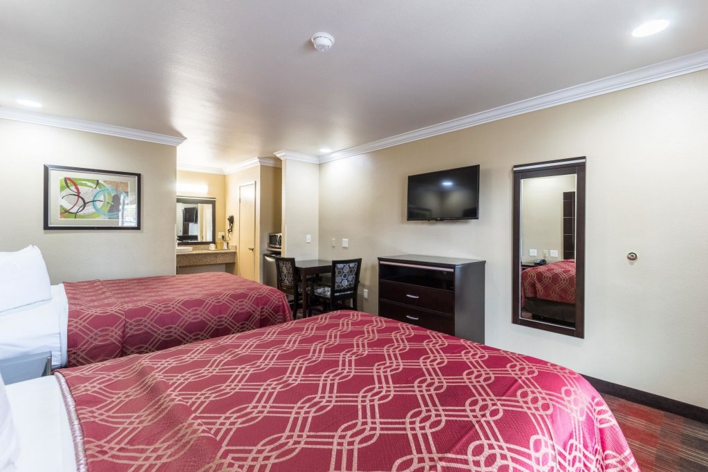 Фото Econo Lodge Inn & Suites Escondido Downtown