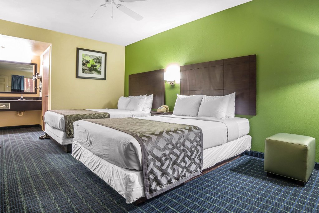 Фото Rodeway Inn & Suites