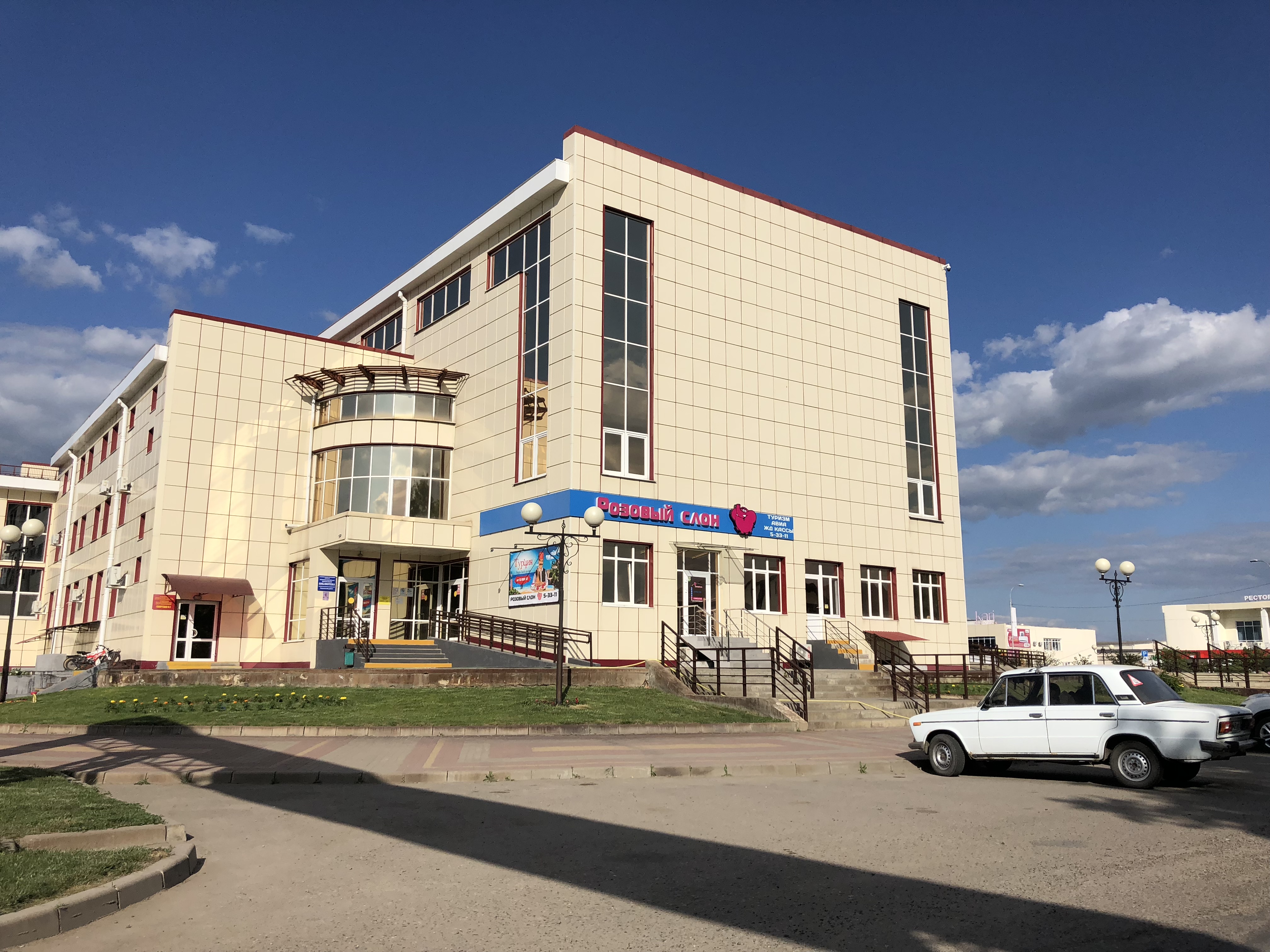 Фото: Розовый слон, торговый центр, ул. Ленина, 17, посёлок Куеда - Яндекс Карты