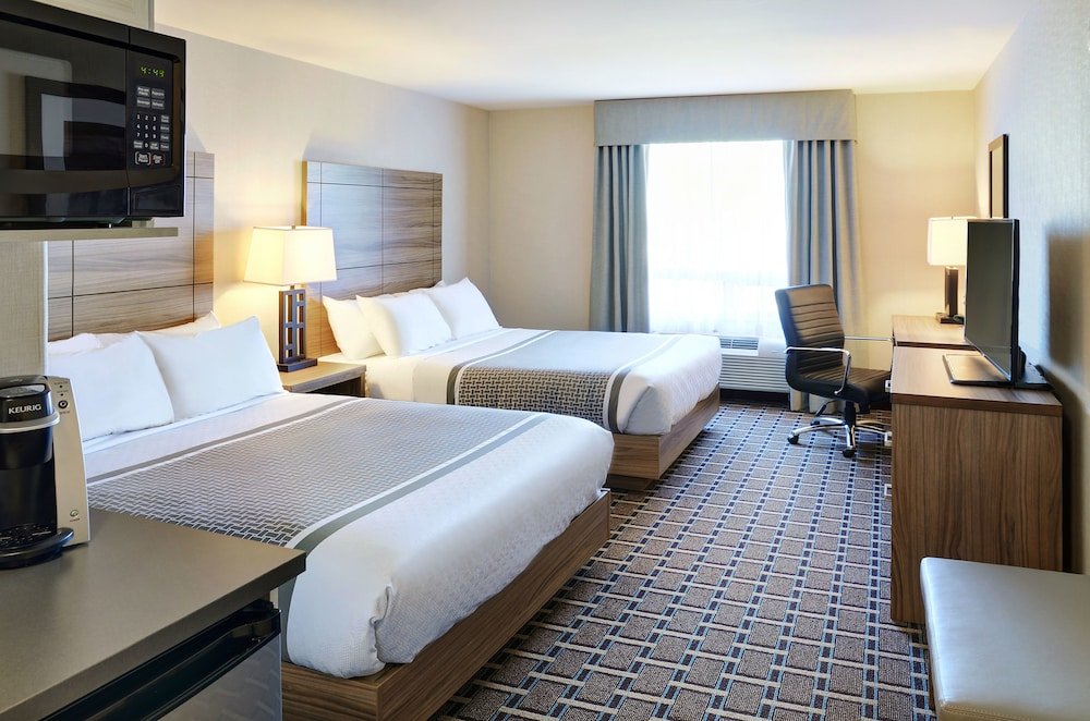 Фото Pomeroy Inn & Suites Prince George