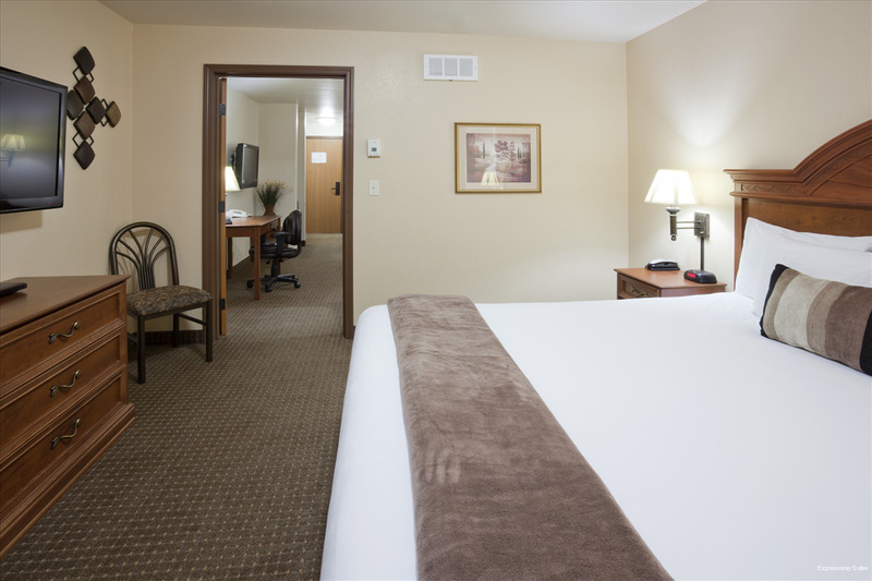 Фото Expressway Suites Fargo