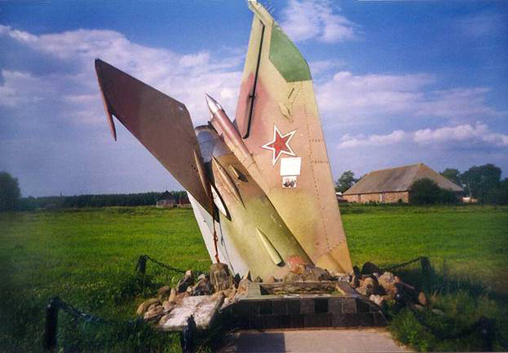 Monumento, memorial Лётчикам Новокрещинову и Пивоварову, , foto