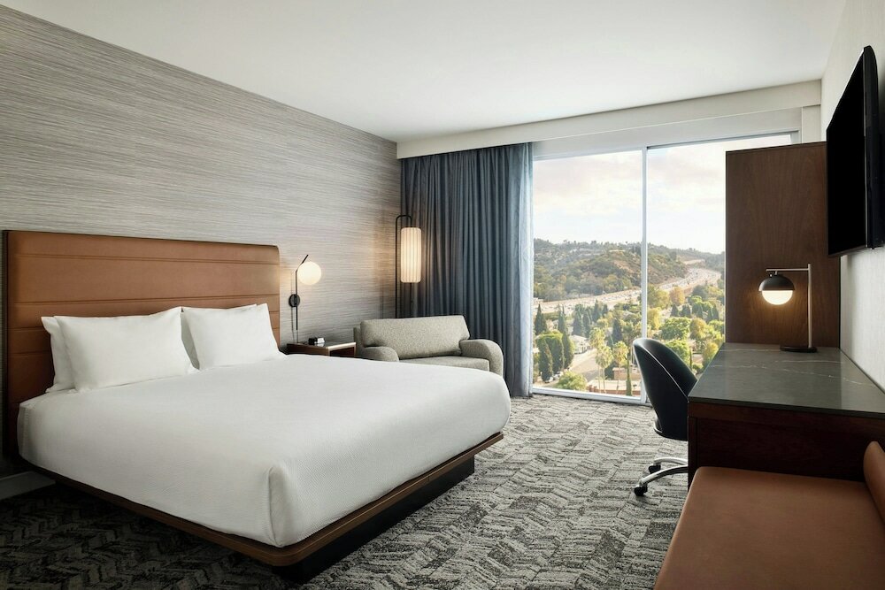 Фото Courtyard by Marriott Los Angeles - Sherman Oaks