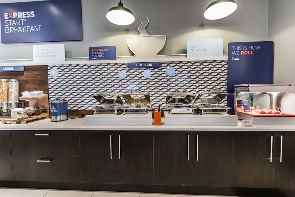 Фото Holiday Inn Express & Suites Edmonton N - St. Albert, an Ihg Hotel