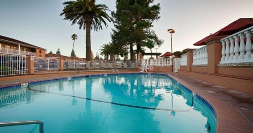 Гостиница Sfo El Rancho Inn SureStay Collection by Best Western в Милбро