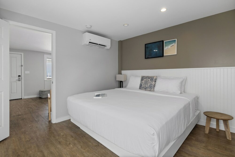 Фото Sea Sprite Oceanfront Hotel