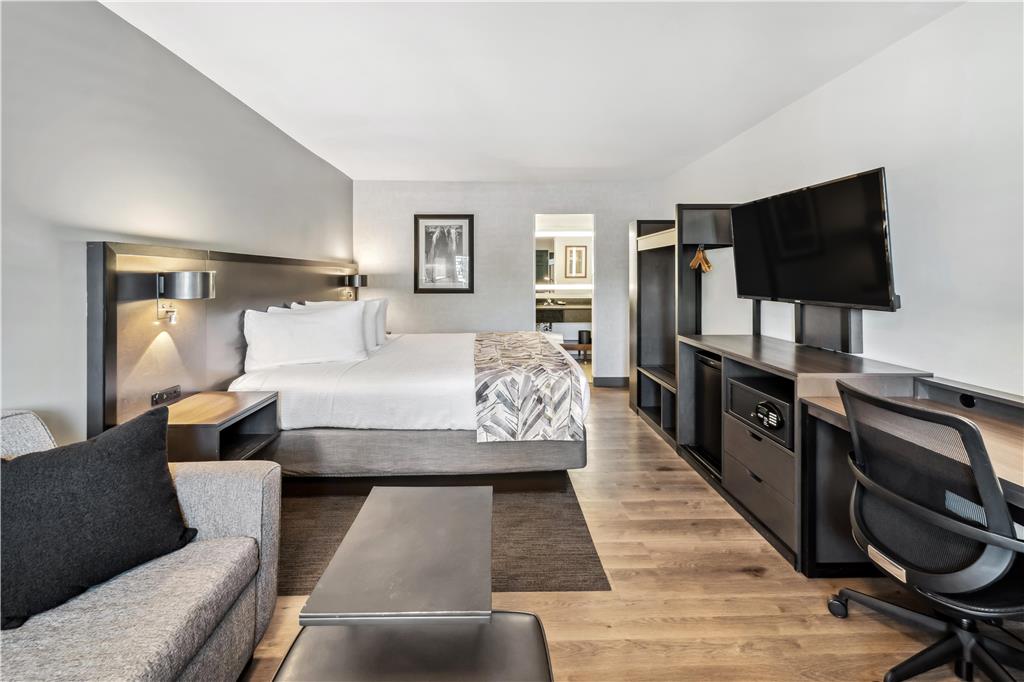 Фото Best Western Plus Hilltop Inn