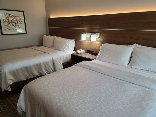 Гостиница Holiday Inn Express & Suites Woodland Hills в Калабасасе
