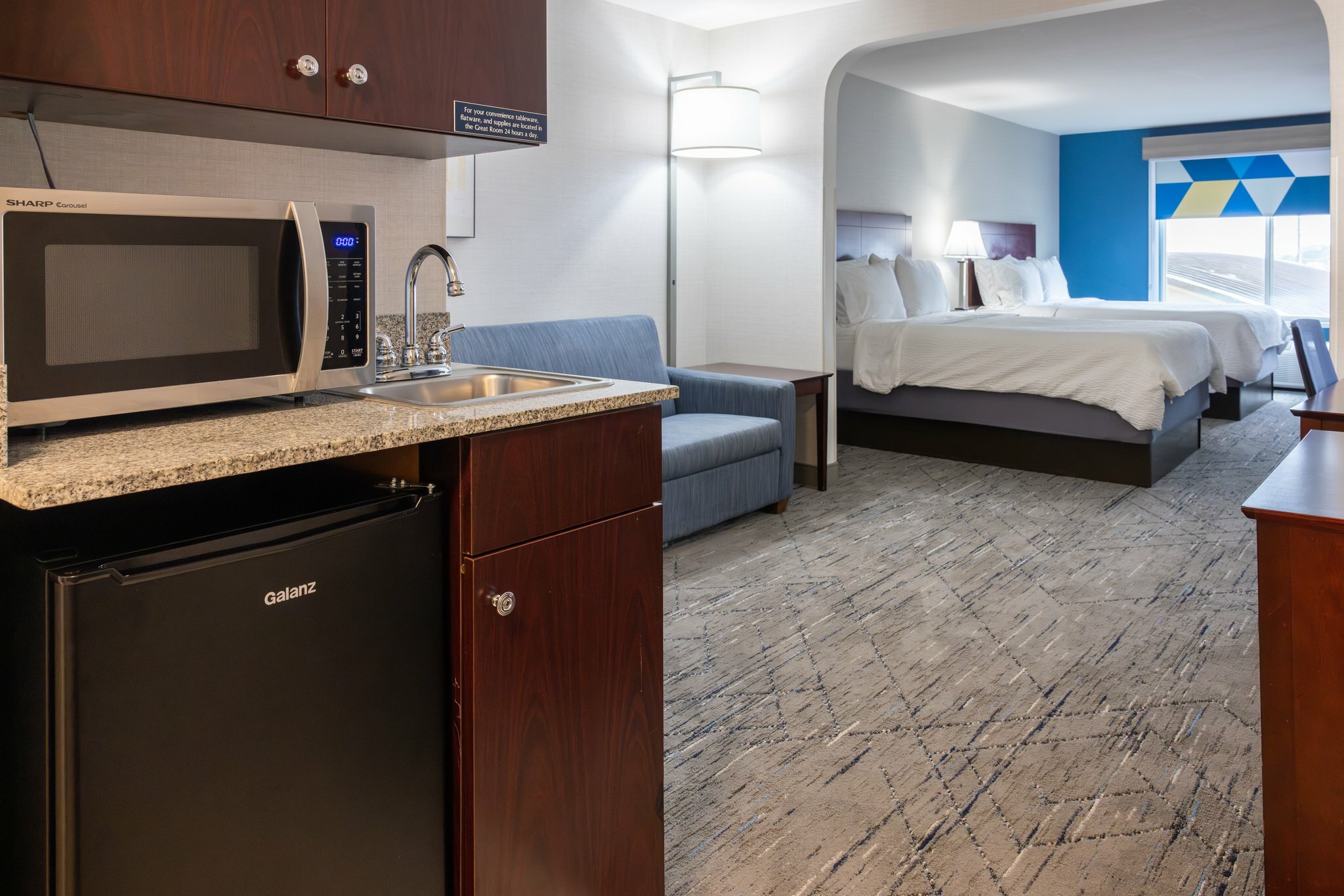 Фото Holiday Inn Express & Suites Wichita Airport, an Ihg Hotel