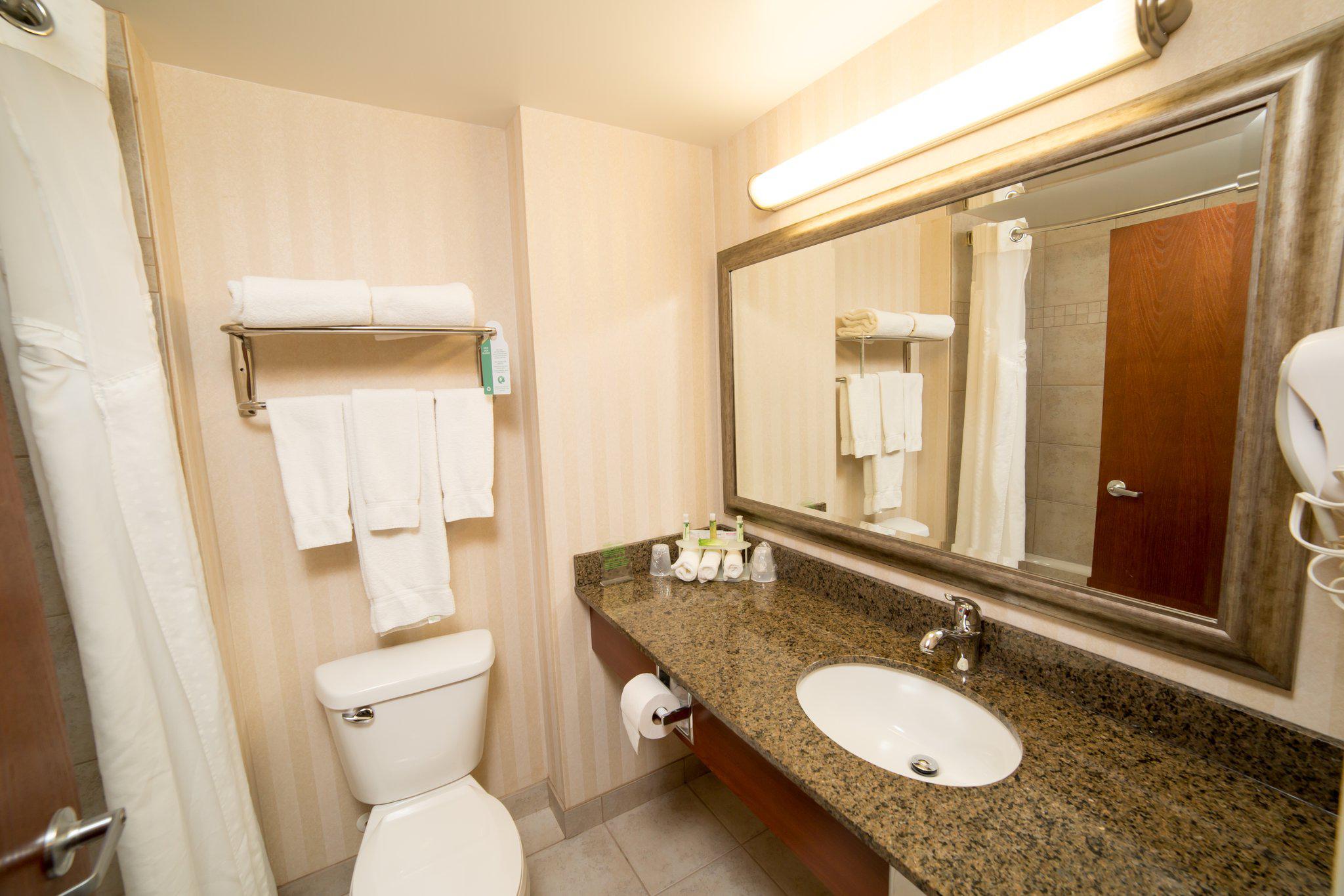 Фото Holiday Inn Express & Suites Drayton Valley