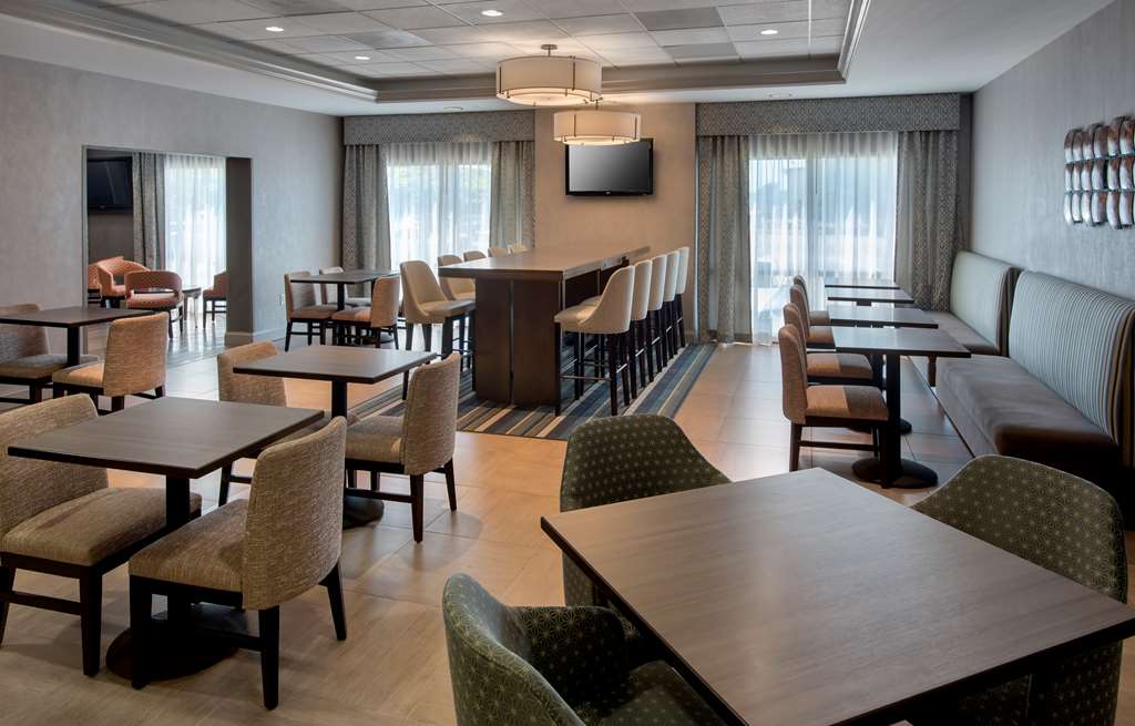 Фото Hampton Inn Boston - Logan Airport