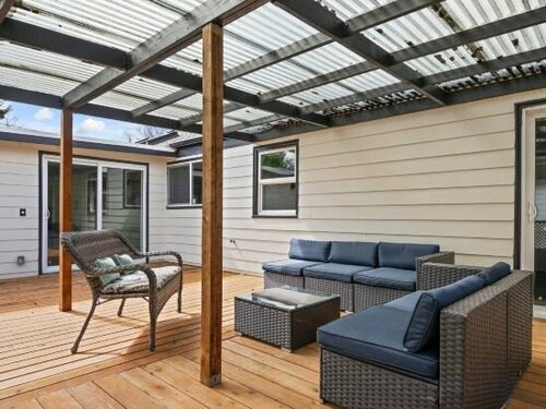 Гостиница Enormous Fenced Yard and Game Room - Stylish Family Retreat в Портленде