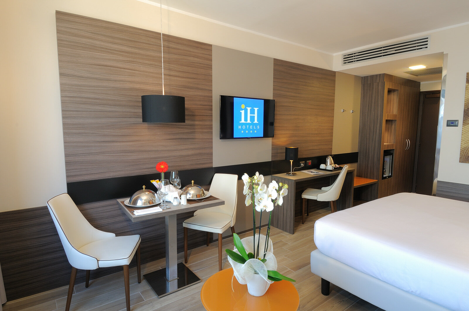 Фото IH Hotels Milano Lorenteggio