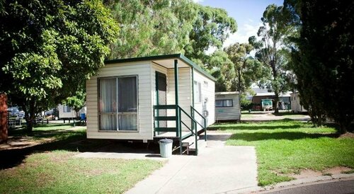 Гостиница Strayleaves Caravan Park в Шеппартоне