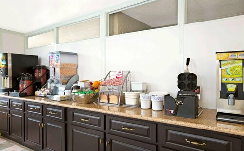 Гостиница Super 8 by Wyndham Los Angeles-Culver City Area в Калвер-Сити