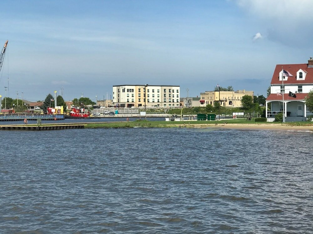 Фото Cobblestone Hotel & Suites - Two Rivers