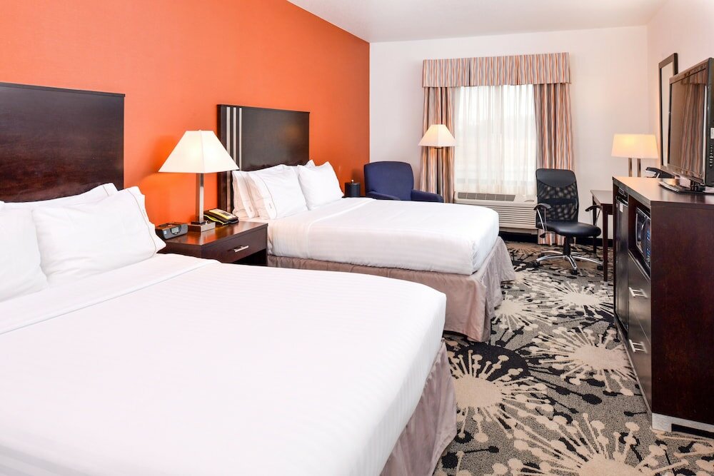 Фото Holiday Inn Express & Suites Greenfield, an Ihg Hotel