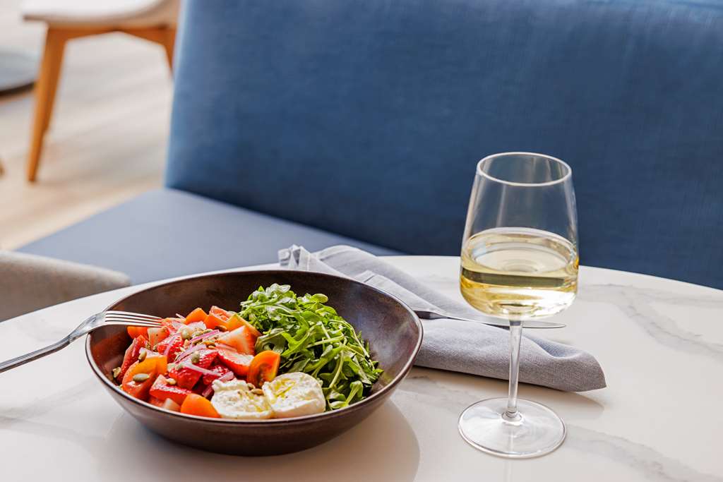 Фото Carte Hotel San Diego Downtown, Curio Collection by Hilton