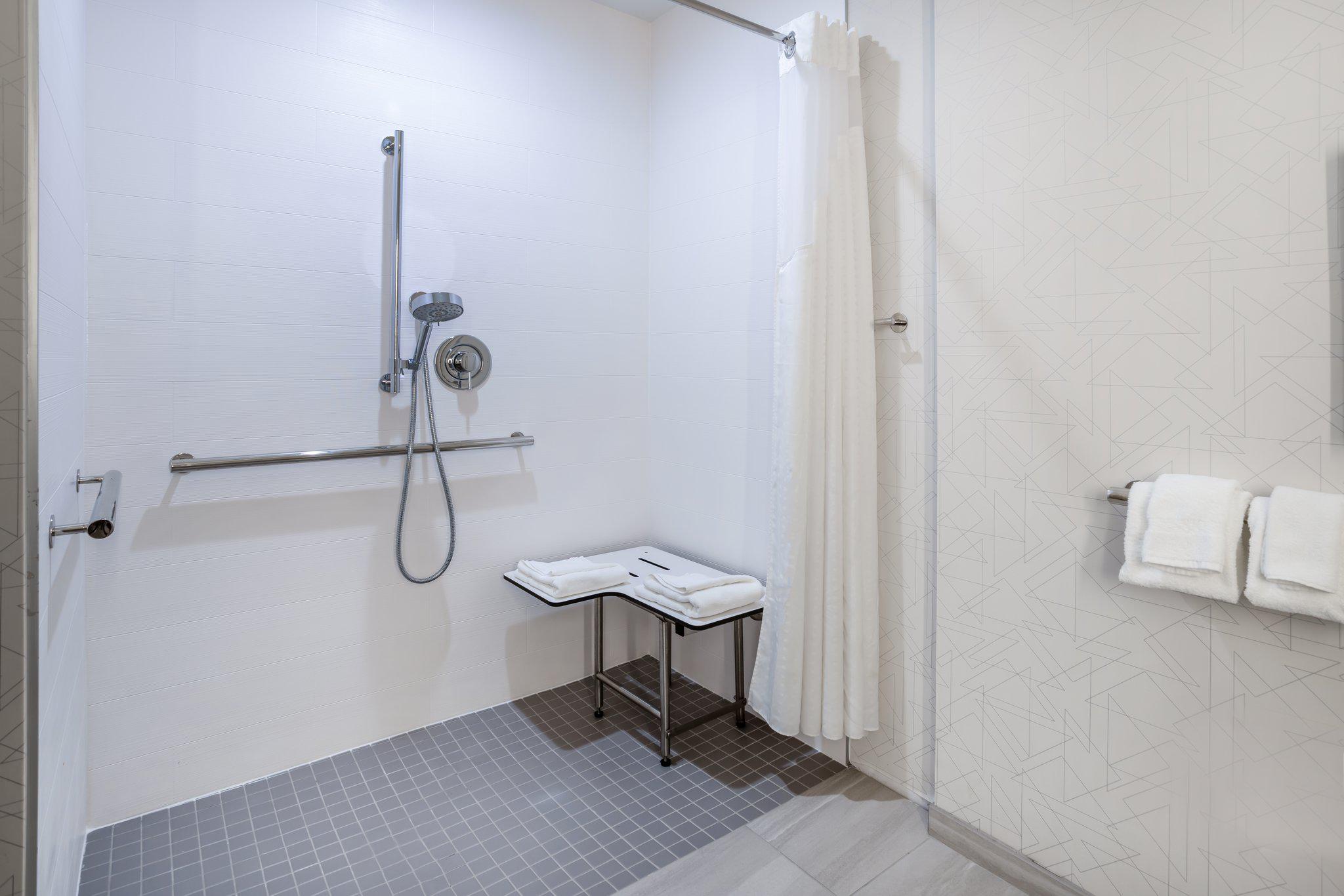 Фото Holiday Inn Express & Suites Tampa I 75 Bruce B. Downs